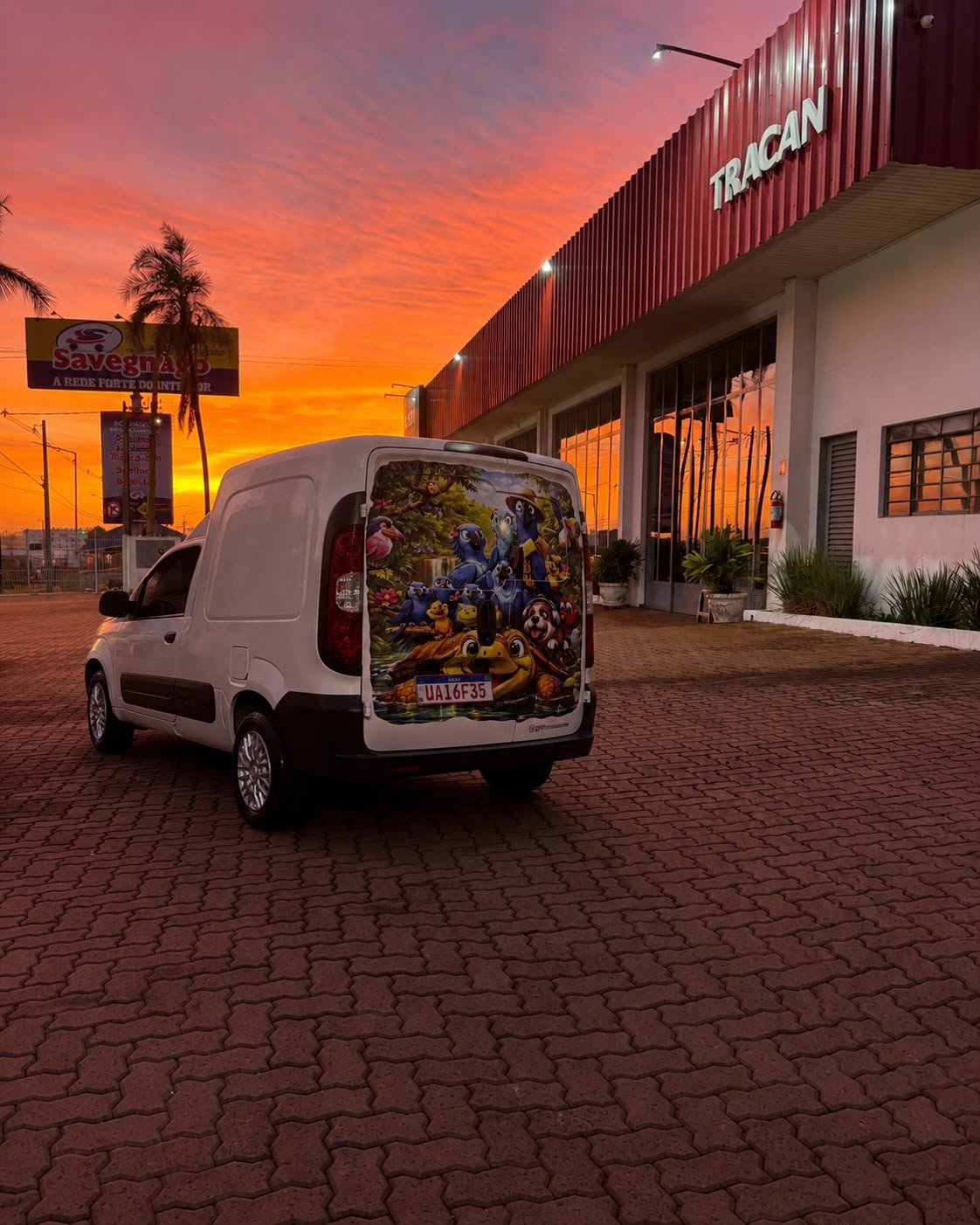 Van ao pôr do sol